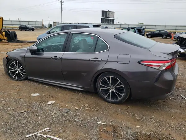 4T1B11HK8JU585398 2018 TOYOTA CAMRY - Image 2