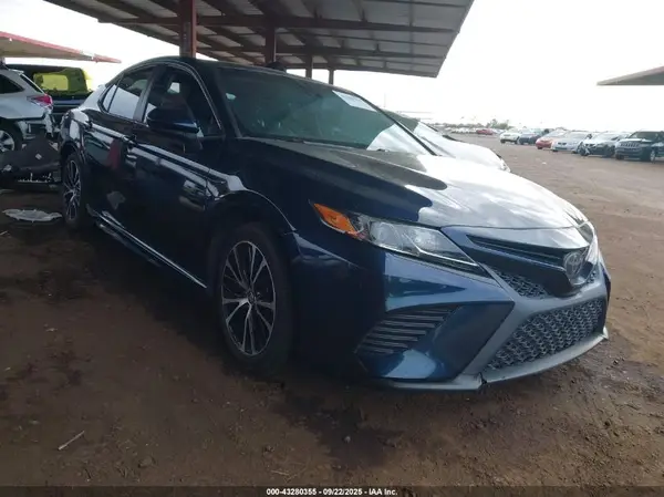 4T1B11HK8JU585529 2018 TOYOTA CAMRY - Image 1