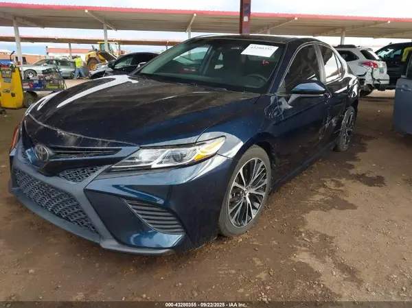 4T1B11HK8JU585529 2018 TOYOTA CAMRY - Image 2