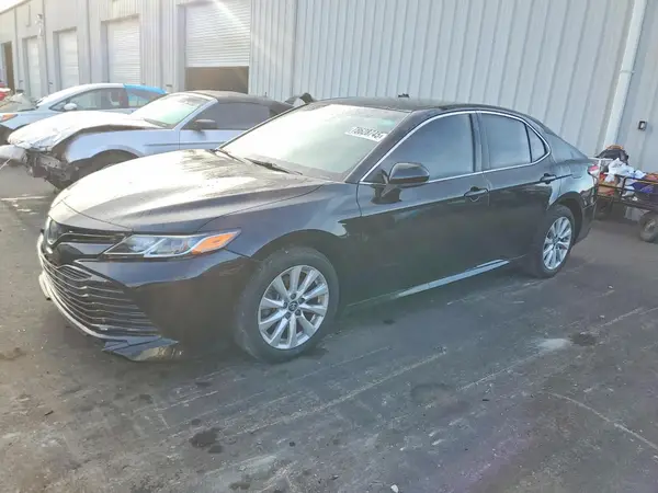4T1B11HK8JU585675 2018 TOYOTA CAMRY - Image 1