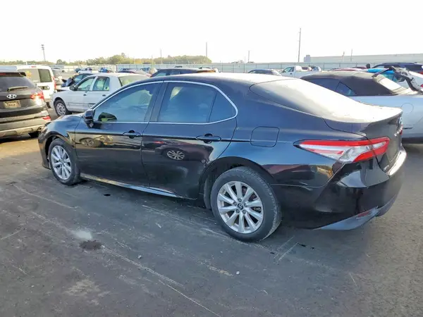 4T1B11HK8JU585675 2018 TOYOTA CAMRY - Image 2