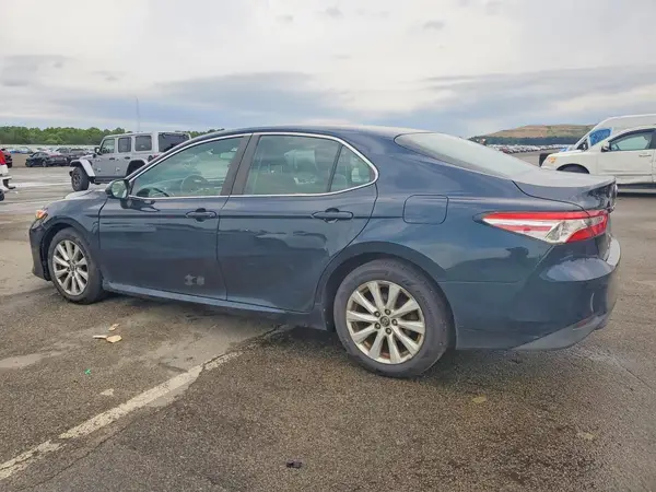 4T1B11HK8JU587250 2018 TOYOTA CAMRY - Image 2