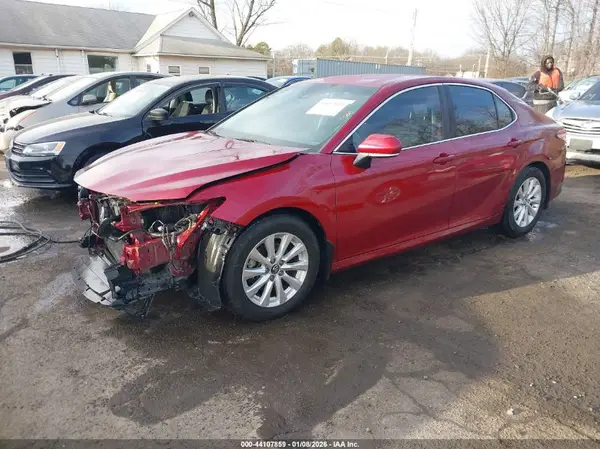 4T1B11HK8JU587782 2018 TOYOTA CAMRY - Image 2