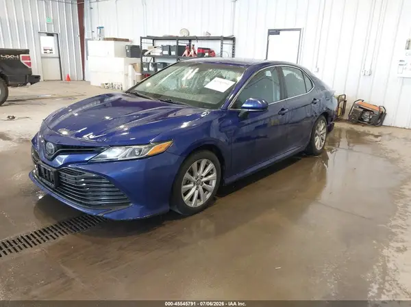 4T1B11HK8JU587961 2018 TOYOTA CAMRY - Image 2