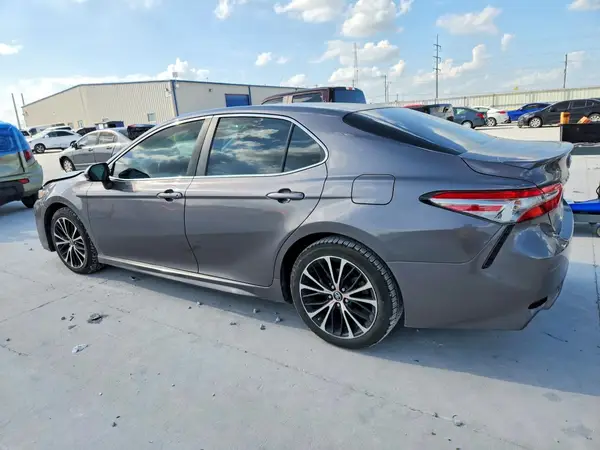 4T1B11HK8JU588592 2018 TOYOTA CAMRY - Image 2