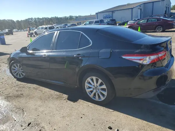 4T1B11HK8JU594277 2018 TOYOTA CAMRY - Image 2
