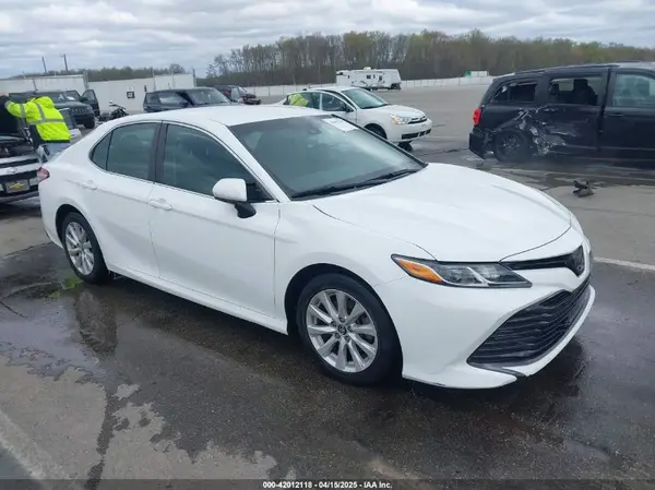 4T1B11HK8JU594747 2018 TOYOTA CAMRY - Image 1