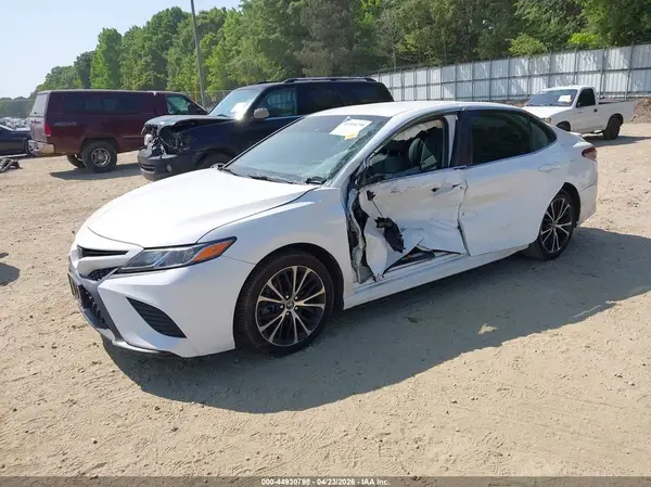 4T1B11HK8JU597051 2018 TOYOTA CAMRY - Image 2