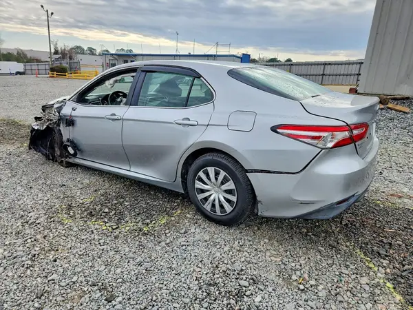 4T1B11HK8JU599205 2018 TOYOTA CAMRY - Image 2