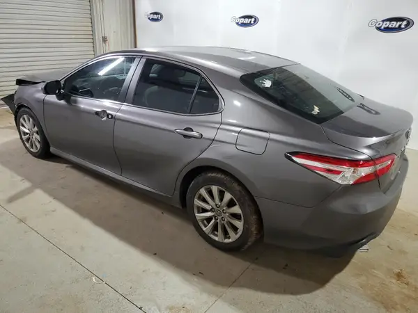 4T1B11HK8JU600028 2018 TOYOTA CAMRY - Image 2