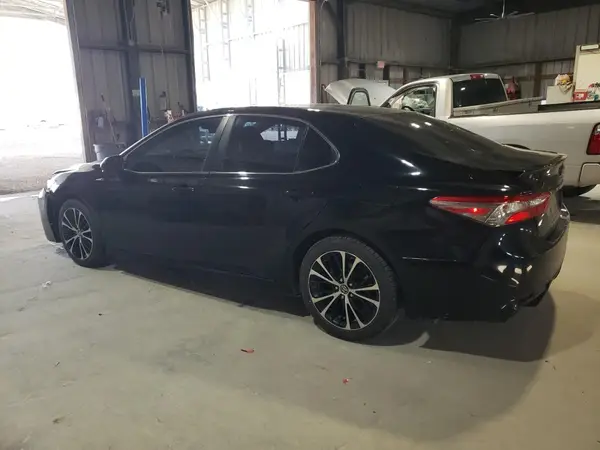 4T1B11HK8JU600501 2018 TOYOTA CAMRY - Image 2