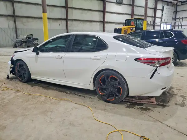 4T1B11HK8JU600790 2018 TOYOTA CAMRY - Image 2