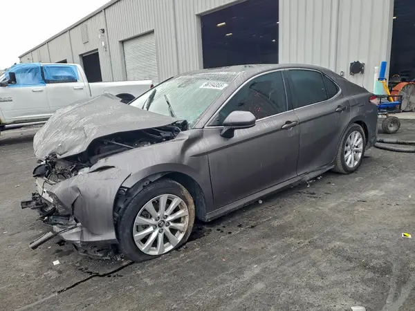 4T1B11HK8JU602717 2018 TOYOTA CAMRY - Image 1