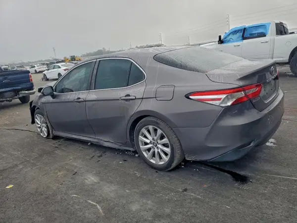 4T1B11HK8JU602717 2018 TOYOTA CAMRY - Image 2
