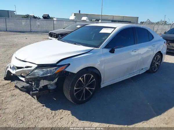 4T1B11HK8JU605651 2018 TOYOTA CAMRY - Image 2
