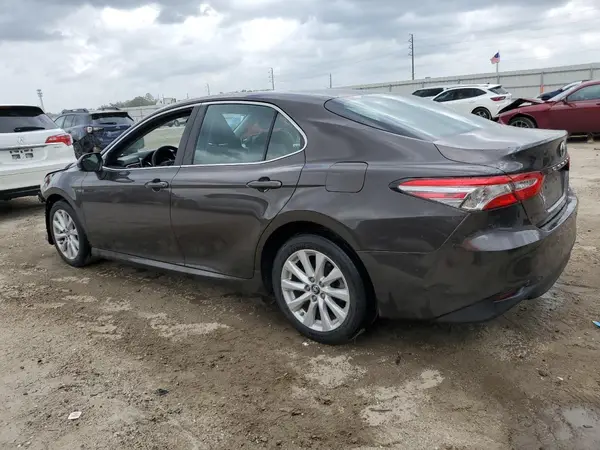 4T1B11HK8JU608243 2018 TOYOTA CAMRY - Image 2