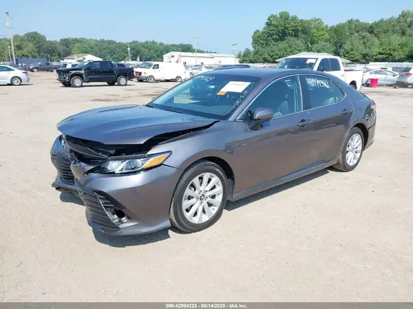 4T1B11HK8JU609781 2018 TOYOTA CAMRY - Image 2