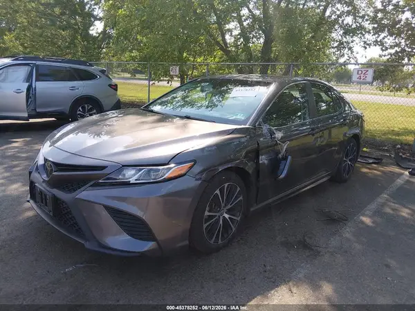 4T1B11HK8JU609828 2018 TOYOTA CAMRY - Image 2