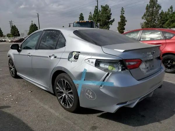 4T1B11HK8JU610686 2018 TOYOTA CAMRY - Image 2
