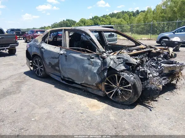 4T1B11HK8JU613524 2018 TOYOTA CAMRY - Image 1
