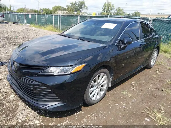 4T1B11HK8JU615113 2018 TOYOTA CAMRY - Image 2