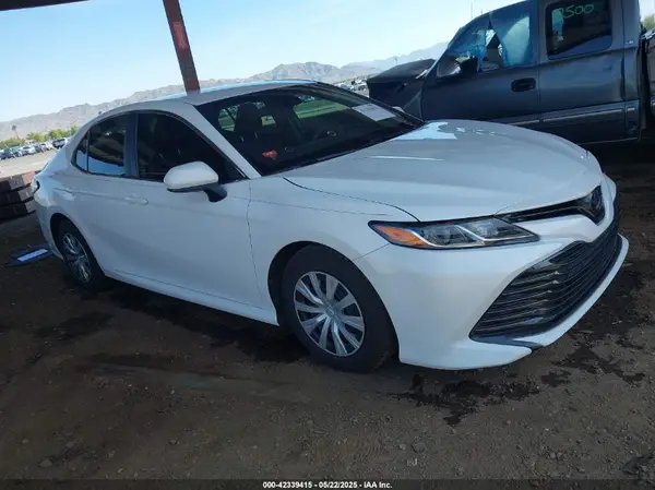 4T1B11HK8JU617251 2018 TOYOTA CAMRY - Image 1