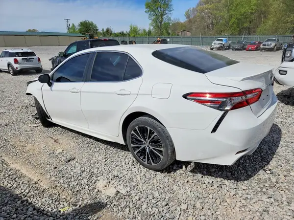 4T1B11HK8JU618013 2018 TOYOTA CAMRY - Image 2