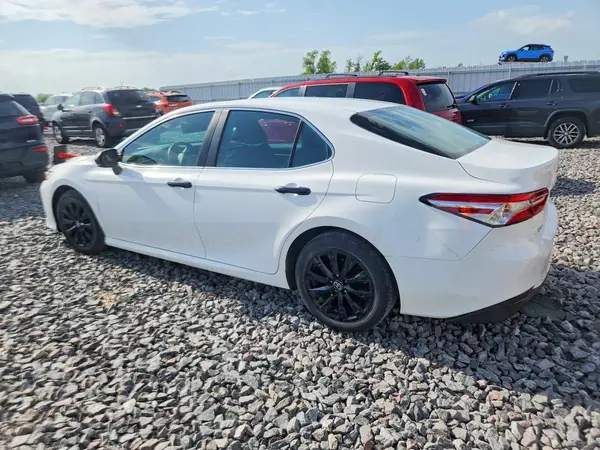 4T1B11HK8JU619047 2018 TOYOTA CAMRY - Image 2
