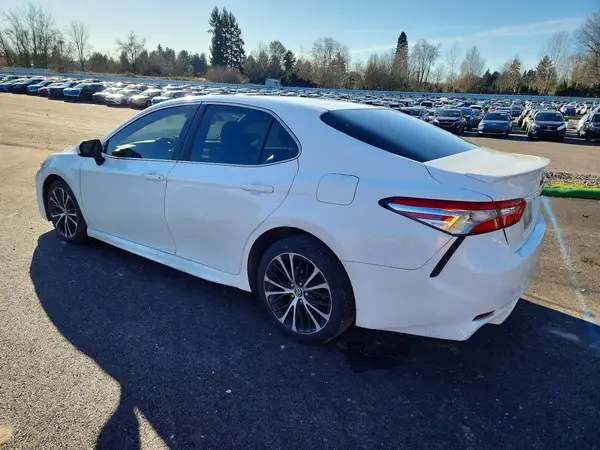 4T1B11HK8JU619839 2018 TOYOTA CAMRY - Image 2