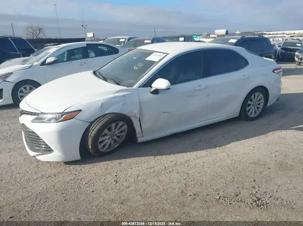 4T1B11HK8JU626161 2018 TOYOTA CAMRY - Image 2