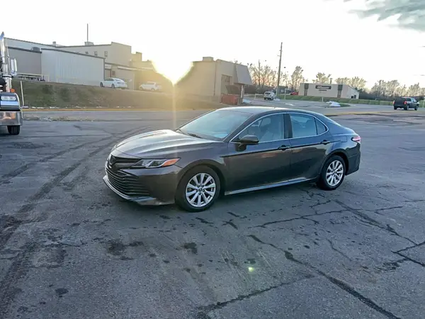 4T1B11HK8JU627116 2018 TOYOTA CAMRY - Image 2
