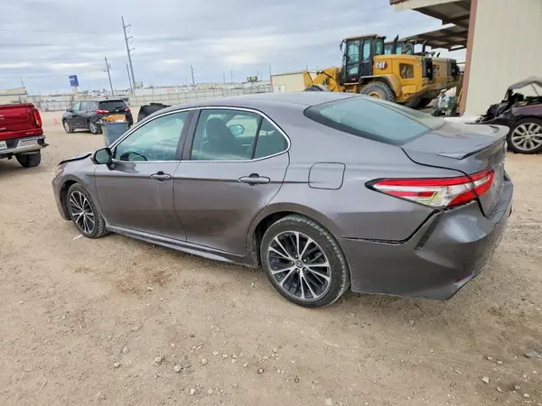 4T1B11HK8JU627701 2018 TOYOTA CAMRY - Image 2