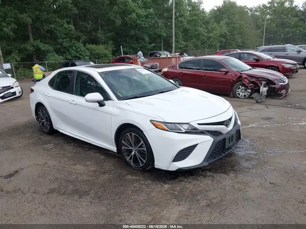 4T1B11HK8JU628329 2018 TOYOTA CAMRY - Image 1