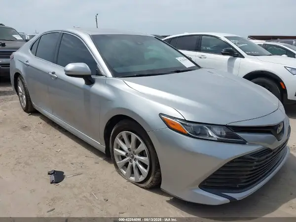 4T1B11HK8JU628802 2018 TOYOTA CAMRY - Image 1