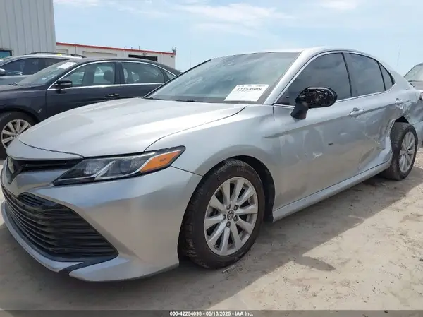4T1B11HK8JU628802 2018 TOYOTA CAMRY - Image 2