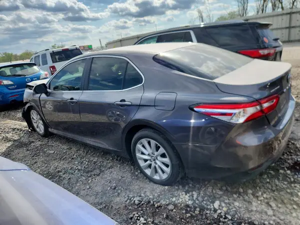 4T1B11HK8JU630534 2018 TOYOTA CAMRY - Image 2