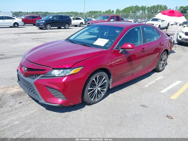 4T1B11HK8JU631764 2018 TOYOTA CAMRY - Image 2