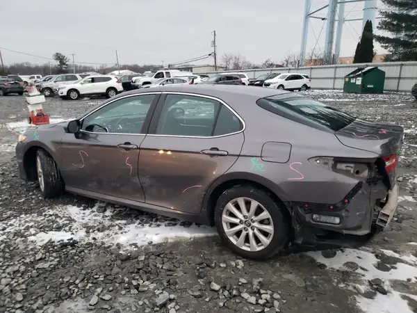 4T1B11HK8JU632901 2018 TOYOTA CAMRY - Image 2