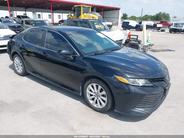 4T1B11HK8JU634745 2018 TOYOTA CAMRY - Image 1