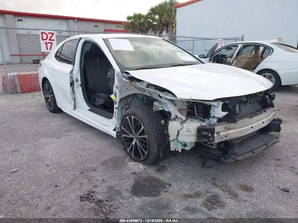 4T1B11HK8JU634812 2018 TOYOTA CAMRY - Image 1