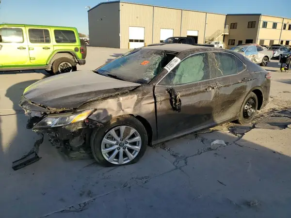 4T1B11HK8JU637256 2018 TOYOTA CAMRY - Image 1