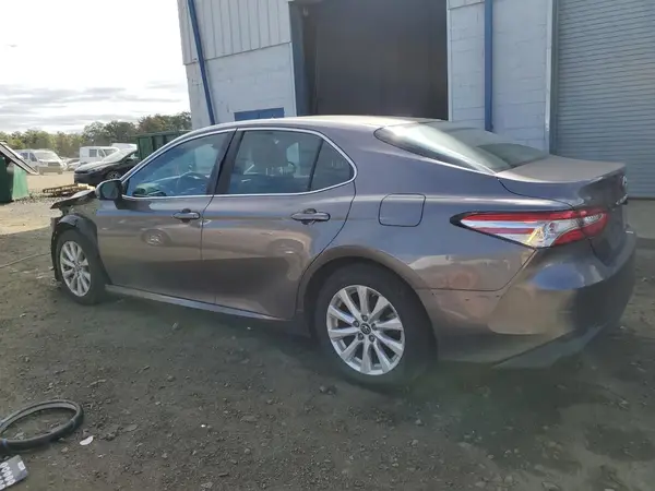 4T1B11HK8JU637984 2018 TOYOTA CAMRY - Image 2