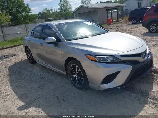 4T1B11HK8JU639217 2018 TOYOTA CAMRY - Image 1