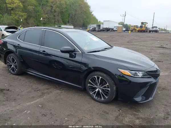 4T1B11HK8JU641372 2018 TOYOTA CAMRY - Image 1