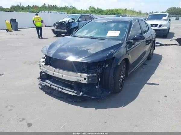 4T1B11HK8JU642523 2018 TOYOTA CAMRY - Image 2