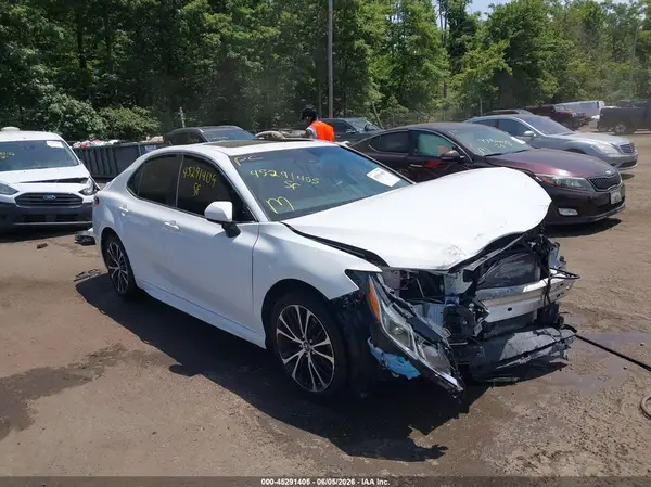 4T1B11HK8JU644840 2018 TOYOTA CAMRY - Image 1