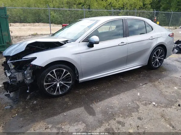 4T1B11HK8JU647074 2018 TOYOTA CAMRY - Image 2