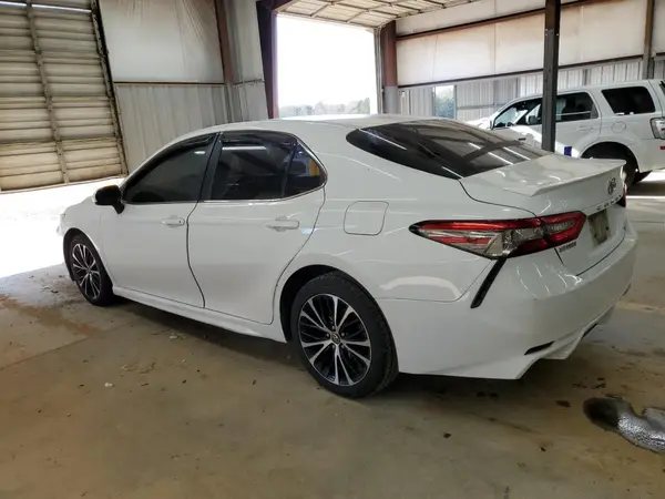 4T1B11HK8JU650573 2018 TOYOTA CAMRY - Image 2