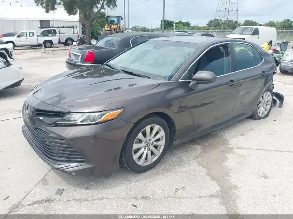 4T1B11HK8JU650833 2018 TOYOTA CAMRY - Image 2