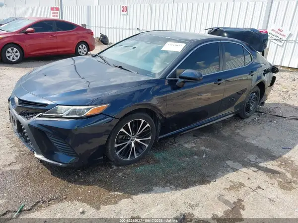 4T1B11HK8JU651819 2018 TOYOTA CAMRY - Image 2